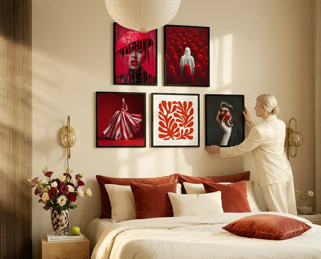 Röda posters och tavlor – skapa värme och energi i hemmet